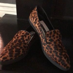NWT Alice + Olivia leopard slip ons